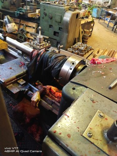 A worker is wound on a lathe shaft. Industrial accident