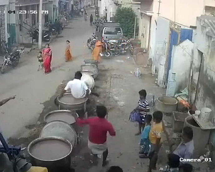 Hindu fell into a boiling pot of porridge