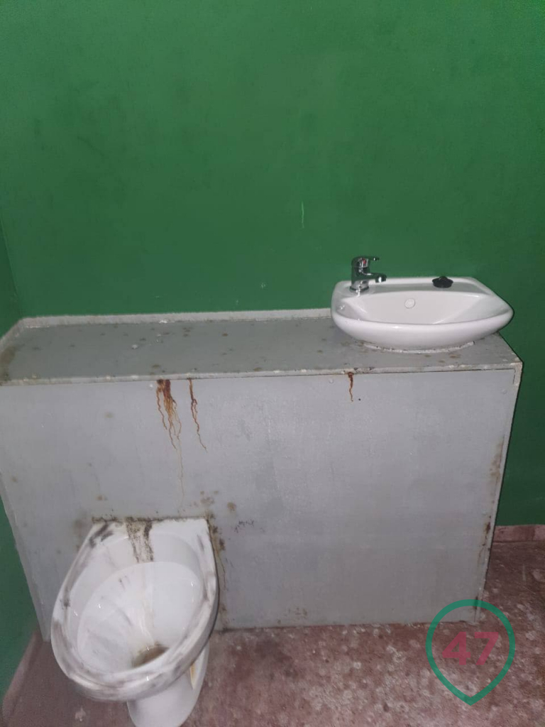 Washbasin and toilet in an underground prison
