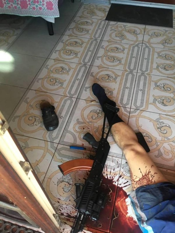 Kalashnikov assault rifle and the corpse of the mayor of Krivoy Rog Konstantin Pavlov