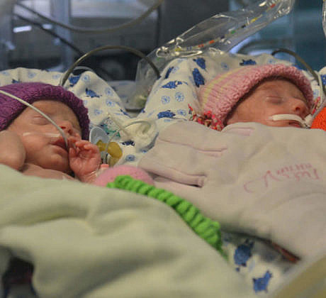 Woman gives birth to twins while drinking