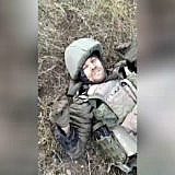 Ukrainian interrogates a wounded Russian fighter