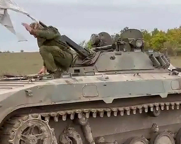 Ukrainians capture the Russian crew of the infantry fighting vehicle