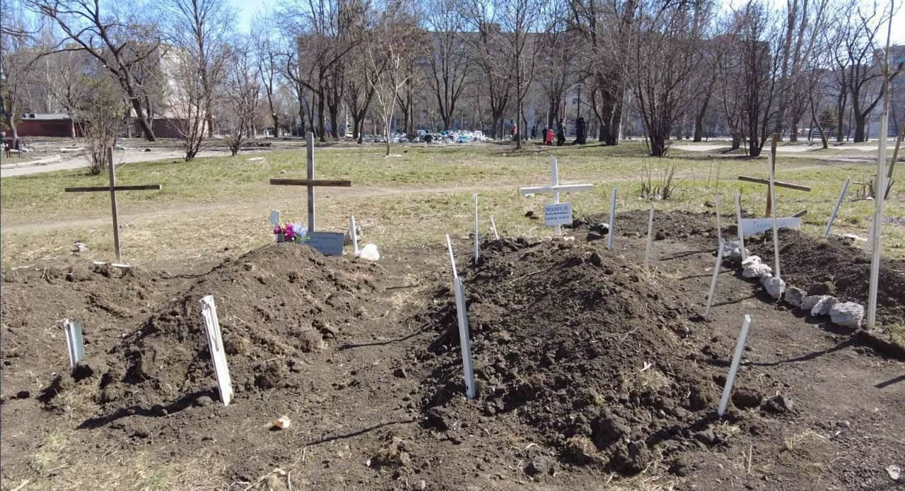 Mariupol. Graves in the yard