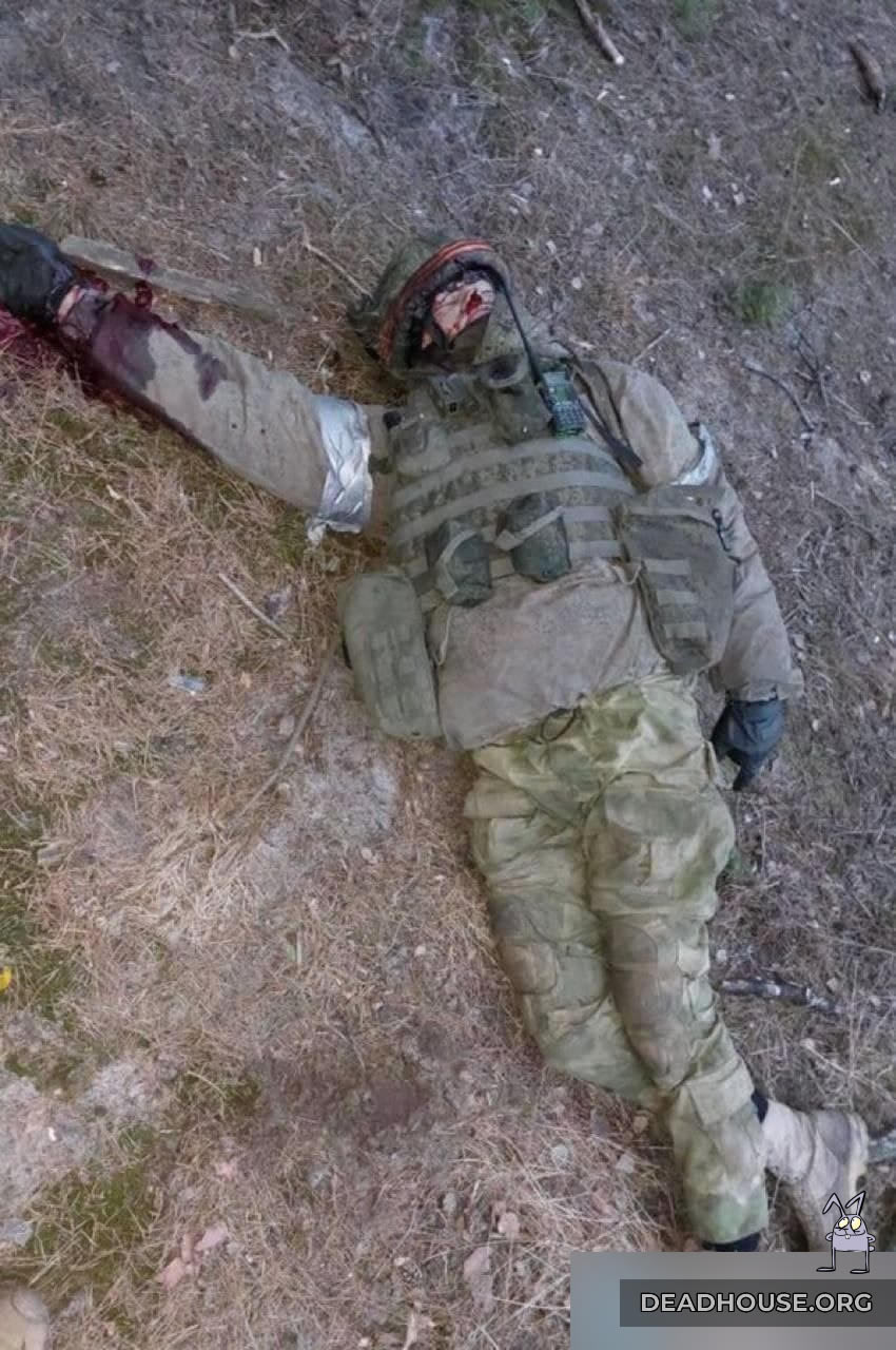 The corpse of a Russian soldier with a characteristic raised hand in a Nazi salute