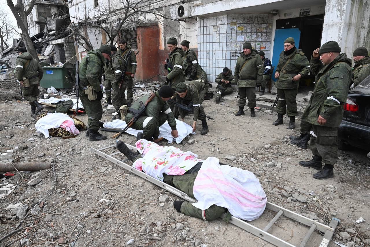 DPR militias carry corpses. Mariupol