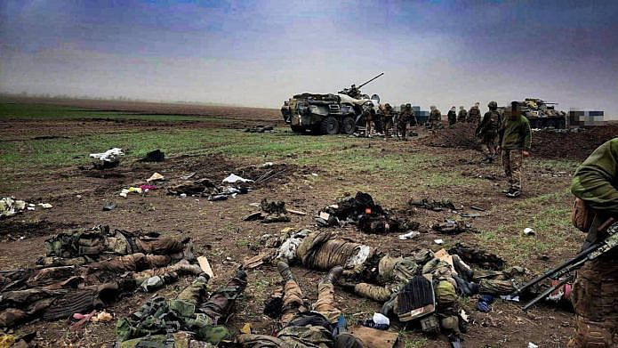 Трупы российских солдат на фоне брошенной бронетехники