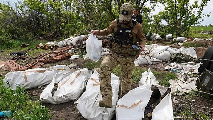 Ukrainian military packing corpses in bags