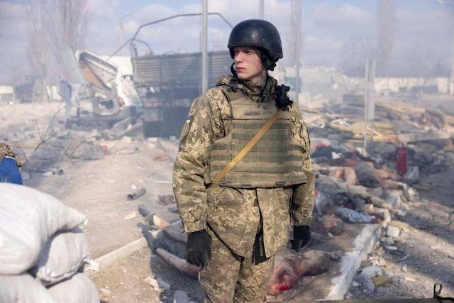 Nikolaev. Ukrainian military against the background of the corpses of civilians