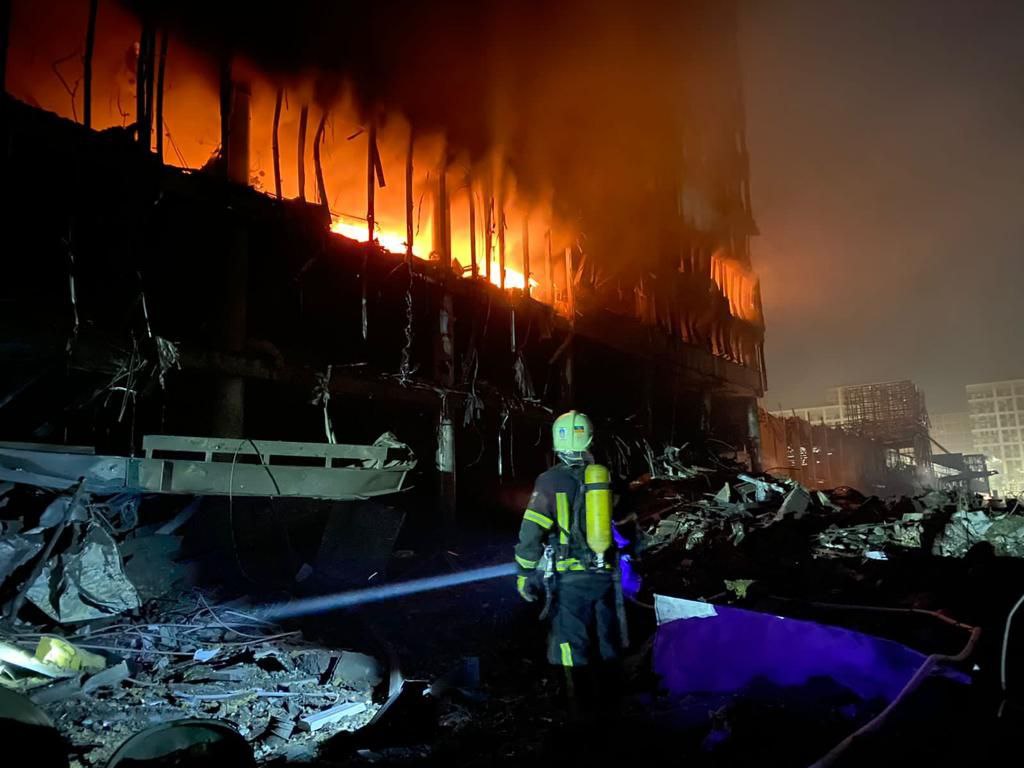 Kyiv. Burning mall
